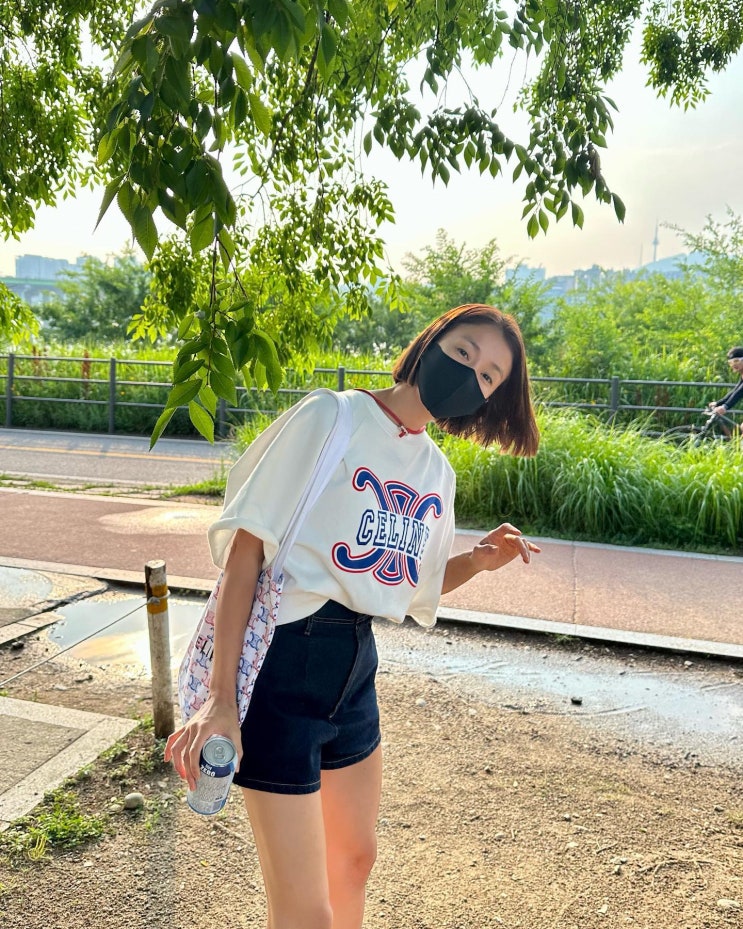 이시영의 한강룩 따라만하면 나도 한강 인싸 쌉가능! 셀린느 트리옹프 에코백 이시영의 한강룩 따라만하면 나도 한강 인싸 쌉가능! 셀린느 트리옹프 에코백