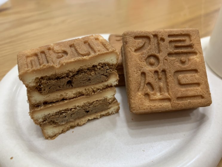 강릉여행 디저트 추천 가배기관차커피협동조합 "강릉샌드" 커피샌드 커피가 유명한 곳답게 커피크림이 들어있어 커피 잘어울리는 샌드 여행 후 선물 사가기도 좋을 듯 (+택배주문후기) 강릉여행 디저트 추천 가배기관차커피협동조합 "강릉샌드" 커피샌드 커피가 유명한 곳답게 커피크림이 들어있어 커피 잘어울리는 샌드 여행 후 선물 사가기도 좋을 듯 (+택배주문후기)