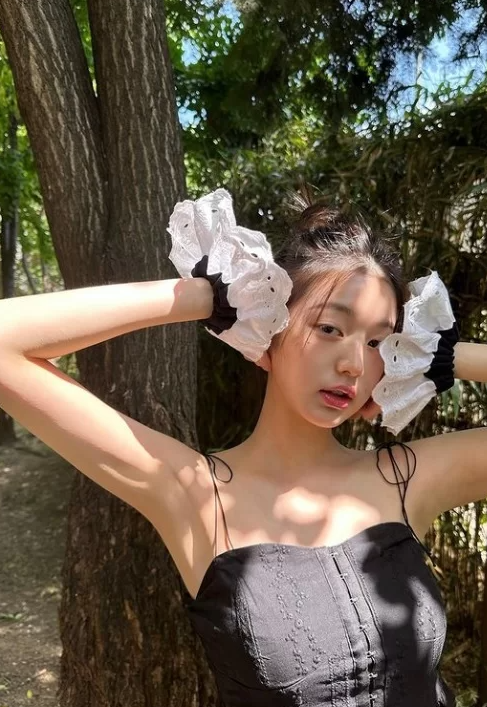  연예인 여름 패션에서 짧지만 강렬한 스타일의 선보이는 크롭탑 코디 리뷰