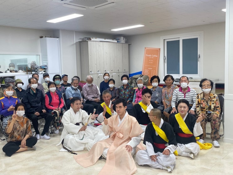  달장애인으로 구성된 ‘사회적 협동조합 보람’ 구룡포 청춘하우스 센터에서 공연