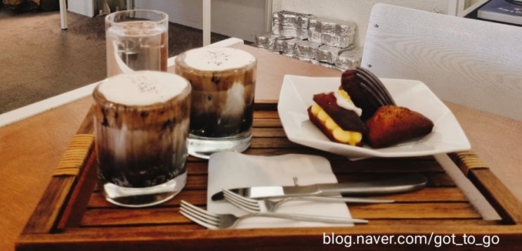  다양한 소품과 옷 맛있는 휘낭시에까지 수완 지구 힙한 카페" 리프 티드"