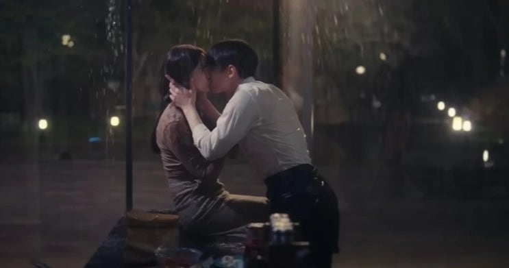 "약속대로.." 네티즌들 반응 폭발한 윤아준호 키스 장면, "허락해줘. 날' 스프링쿨러 숨멎 키스