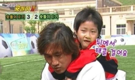 뒤에서 태클거는 <b>이강인</b>, '슛돌이 <b>스승</b>' <b>유상철</b>의 월드컵 첫 골... 