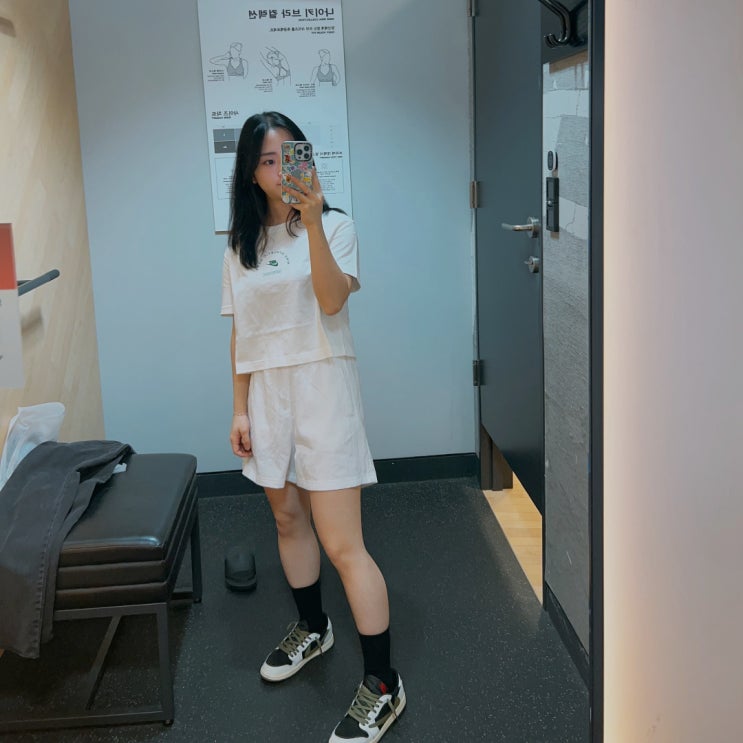 NIKE 나이키 스포츠웨어 여성 반팔 크롭탑 & 나이키 반바지 셋업 NIKE 나이키 스포츠웨어 여성 반팔 크롭탑 & 나이키 반바지 셋업