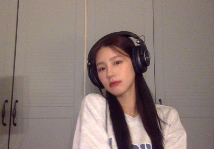  패션 소품으로써도 그 역할 제대로 하는 맥북으로 연예인들의 일상 데일리룩