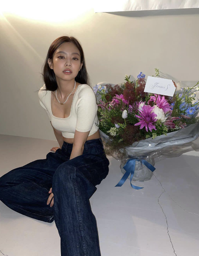  여자 연예인 여름 악세사리로 사랑받는 동글동글한 매력의 진주 목걸이 코디 추천