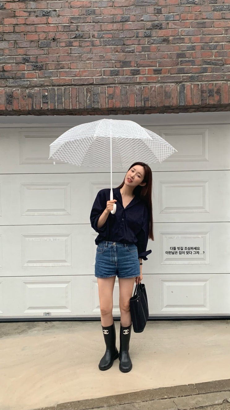 없어서 못 구하는 차정원 샤넬 레인부츠 입 벌어지는 가격! 없어서 못 구하는 차정원 샤넬 레인부츠 입 벌어지는 가격!