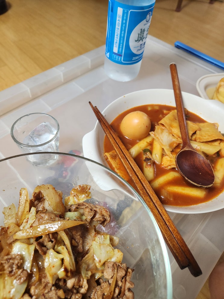  혼술 일기 버거형떡볶이부터 밀키트 천국