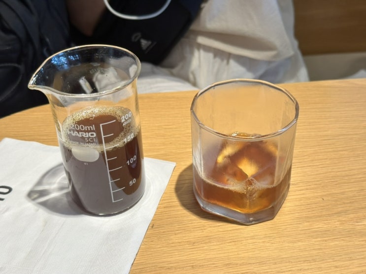  방콕 아속역 아티스커피, 스쿰빗 18번길 아이스아메리카노, 핸드드립커피 테라스 흡연가능