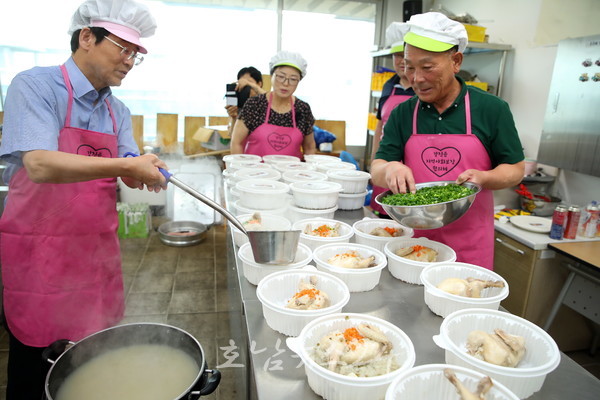  삼계탕은 사랑을 싣고...강진읍 지사협, 독거노인 등 취약 계층 100가구 삼계탕 나눔