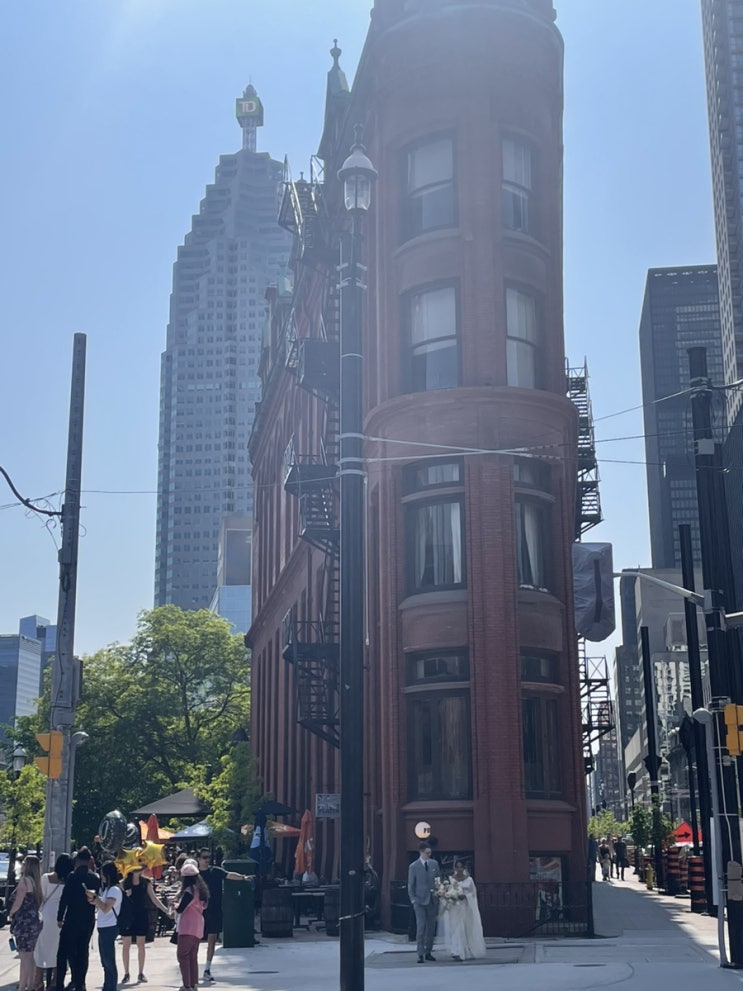  2023.EP.530. 캐나다 토론토 분위기 끝장 야외 맥주집 추천 : The flatiron : a firkin pub