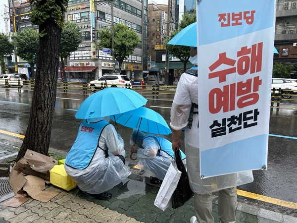  "너무 수고한다" 폭우 속 배수구 청소에 쏟아진 격려 [오마이뉴스]
