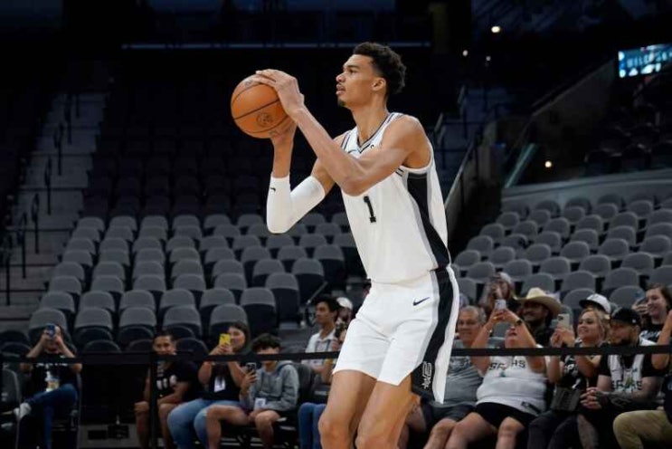 NBA] <b>이현중</b>의 NBL 일라와라 입단, 웸반야마의 <b>서머리그</b>는 끝... 