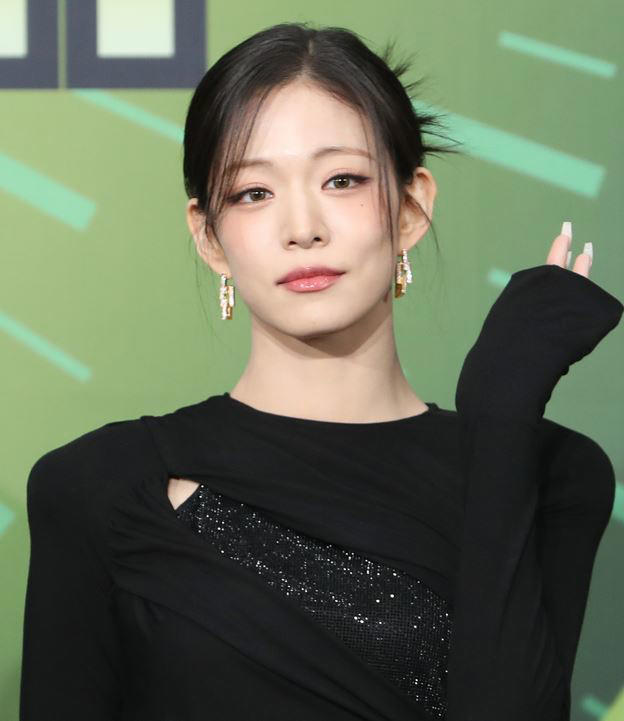  SNS에 '흡연' 인증한 걸그룹 프로미스 나인 멤버들, 온라인서 확산 중