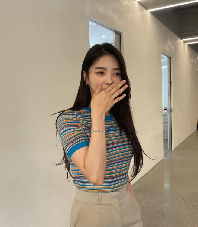  여름 여자 반팔 코디로 무지개 스트라이프 티셔츠 단가라 패션 W. 엄현경