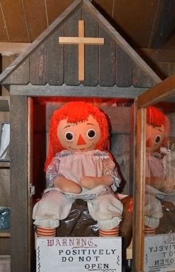 애나벨 실제 사건 워렌 부부의 워렌 오컬트 뮤지엄 안의 저주받은 인형 : 네이버 블로그