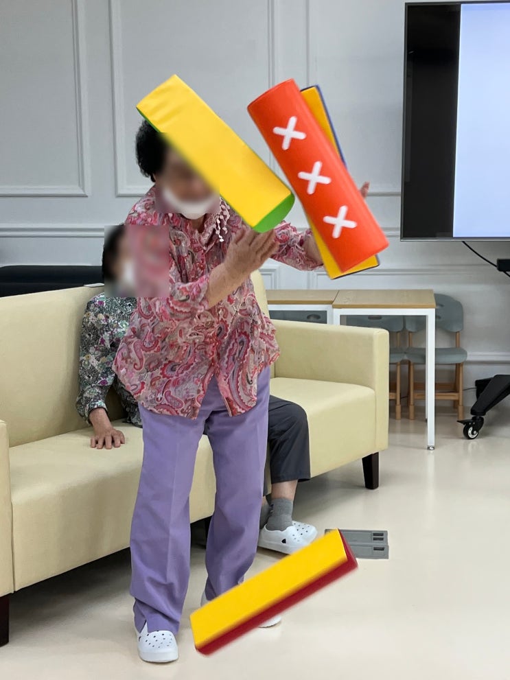  파주 주간보호센터  윷놀이, 실버레크레이션, 미술치료, 재활치료, 웃음치료 등 재활의 꽃이 피는 곳! 늘봄재활주간보호센터
