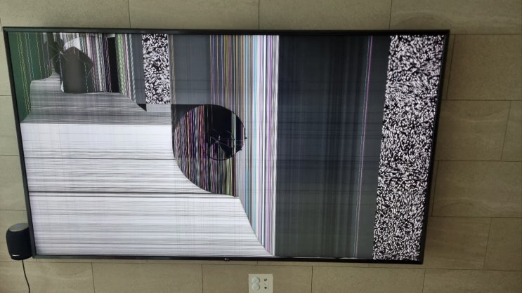  화면에 금이 갔어요. 화면이 깨졌어요. 티비 액정 파손 패널 수리 패널 교환 사설 TV 수리 전문 업체