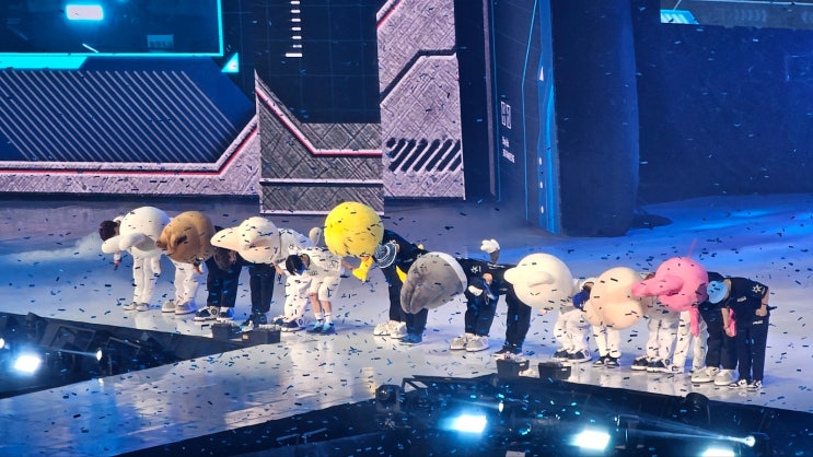 스트레이<b>키즈 팬미팅</b> 1일차: 체조 경기장 2층 11열 시야/ S23... 