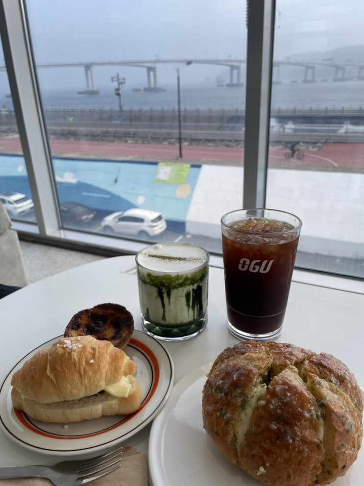  부산 영도대형카페 소금빵 디저트가 맛있는 영도 애견동반카페, 오션뷰 루프탑 카페 추천 : 오구카페( OGU)