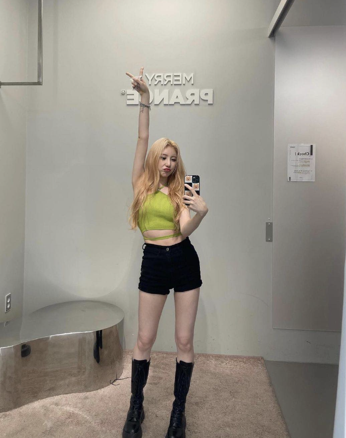  여자 연예인들의 여름 패션으로 다리가 길어 보이는 블랙 데님 쇼츠 팬츠 코디 추천