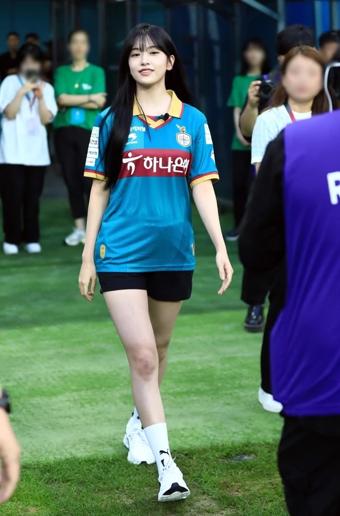 '대전의 딸' 아이브 안유진, 축구 경기장에서 우월한 비주얼 드러내자 감탄 쏟아져