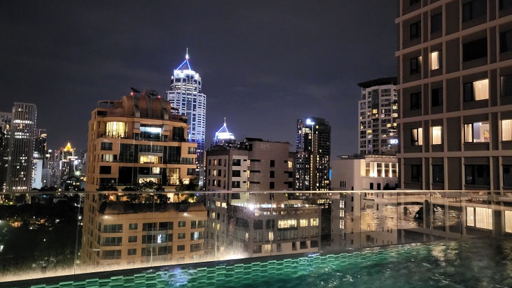 [방콕] 신돈미드타운호텔 수영장: 북적대지 않고, 맛있게 식사도 할 수 있는 곳.