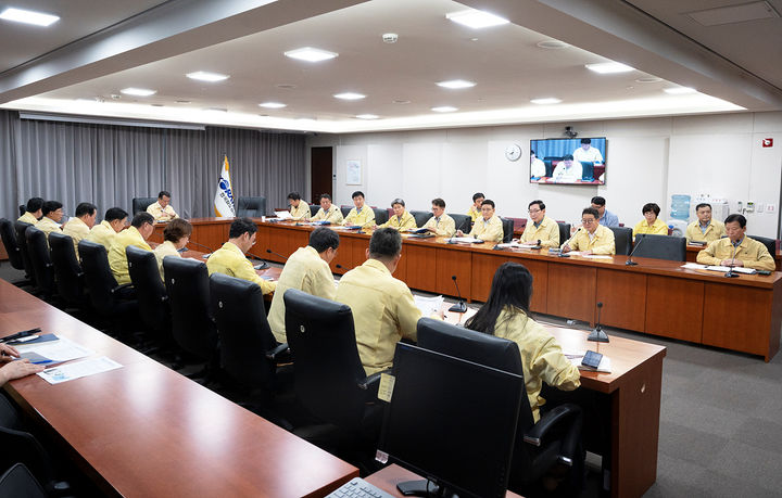 <b>산사태</b> 2명 사망·2명 부상. <b>인명</b>· 축대 붕괴 등 비 <b>피해 속출</b>... 