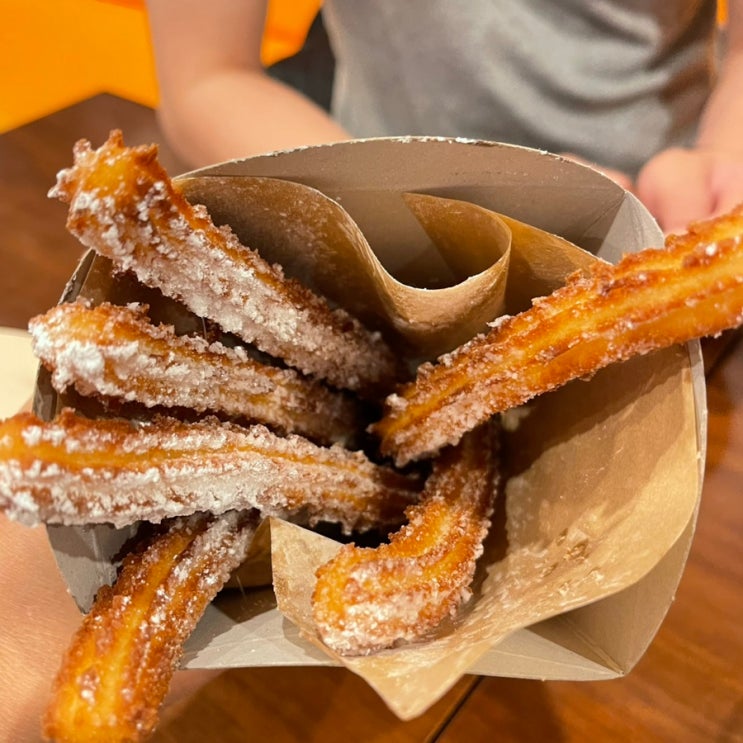  수제 츄러스 맛집 롯데월드 츄로빅 쵸콜렛 시럽에 극 달달함