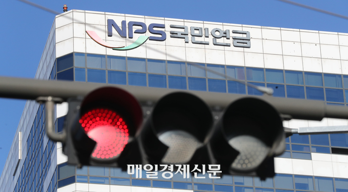 이달부터 국민연금 보험료 ‘확’ 오른다…직장인 얼마나 더 내나 이달부터 국민연금 보험료 ‘확’ 오른다…직장인 얼마나 더 내나