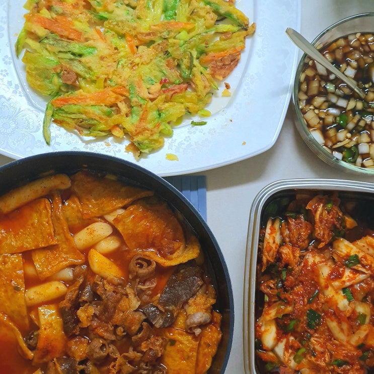 호박 야채전 알배기 배추 겉절이  우삼겹 떡볶이 조합