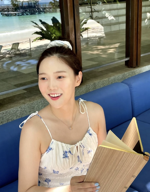 글로벌 스파 브랜드 H&M의 캐주얼한 민소매 나시 점프수트 스타일링 w. 효정