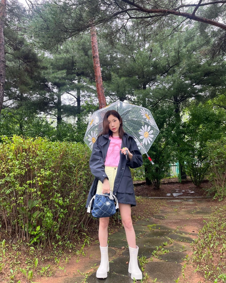 소녀시대 태연 비오는 날 코디! 티피코시 가방 & 락피쉬 레인부츠 얼마? 소녀시대 태연 비오는 날 코디! 티피코시 가방 & 락피쉬 레인부츠 얼마?