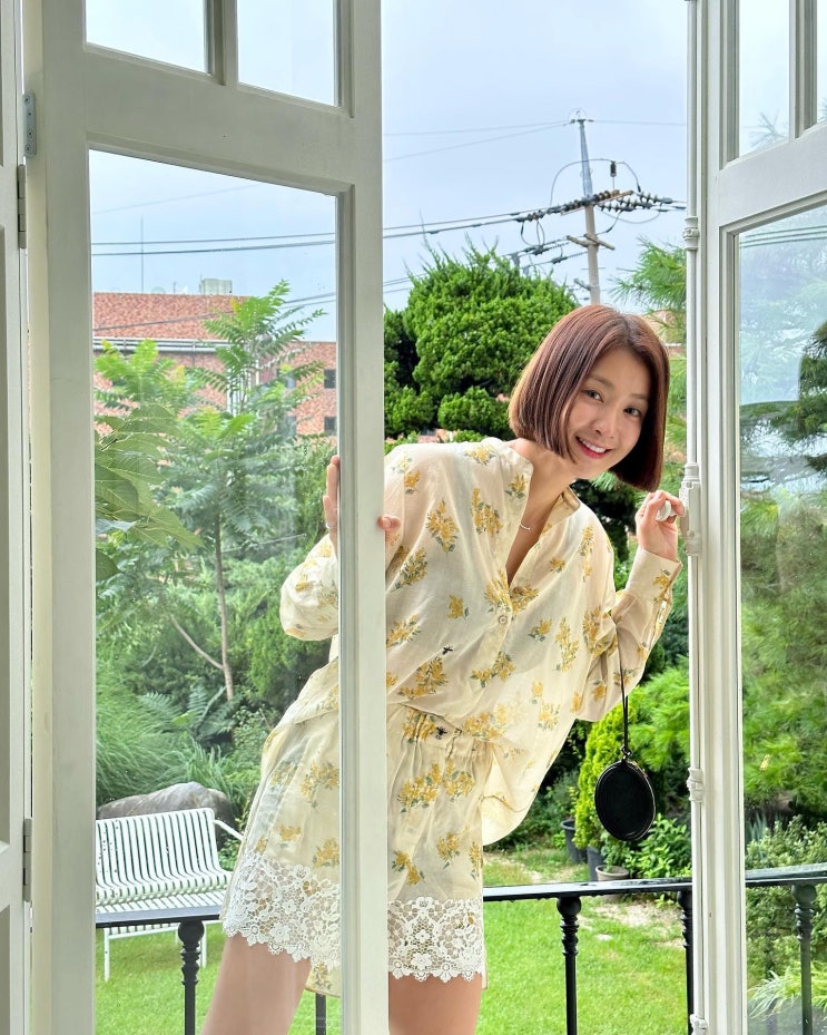 장마철은 화사하게 이시영처럼 산뜻한 이시영 디올 셋업 얼마? 장마철은 화사하게 이시영처럼 산뜻한 이시영 디올 셋업 얼마?