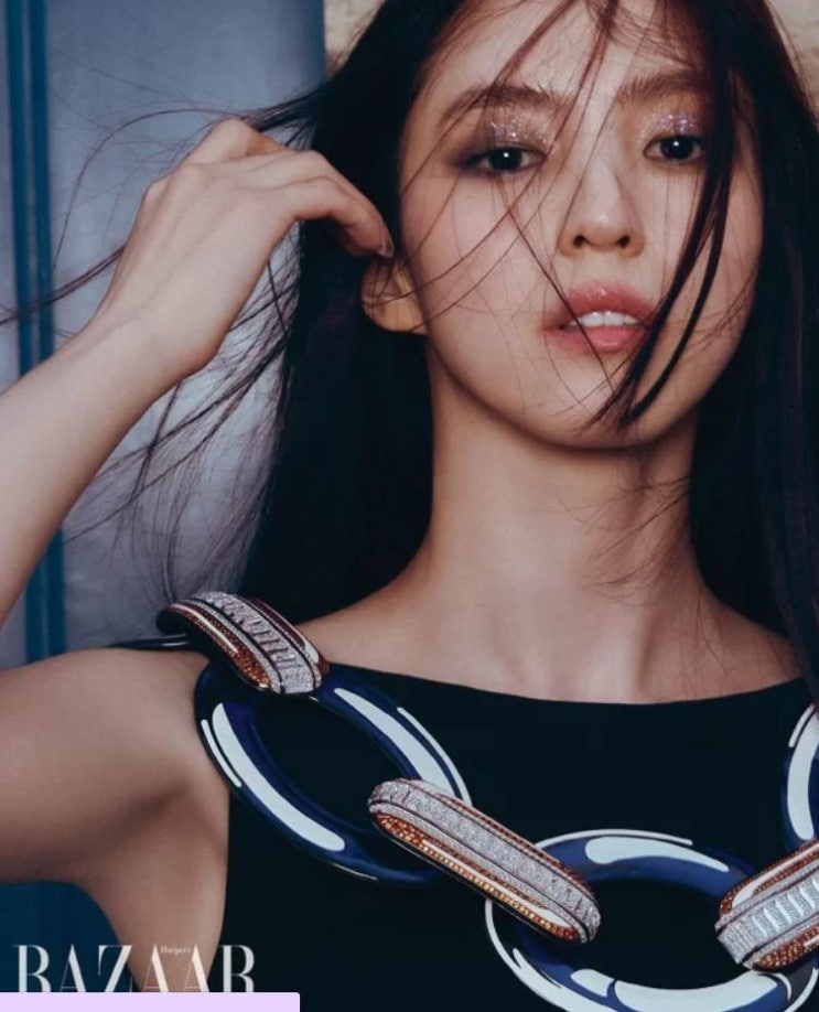  화보 찍은 한소희, 브라톱 입고 늘씬한 몸매와 복근 자랑...보정 따위 필요 없는 '브라톱' 착용 사진