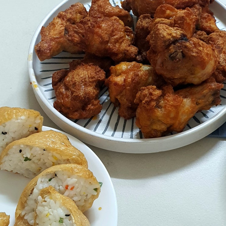  노브랜드 유부초밥과 매콤한 치킨 봉 음식 조합