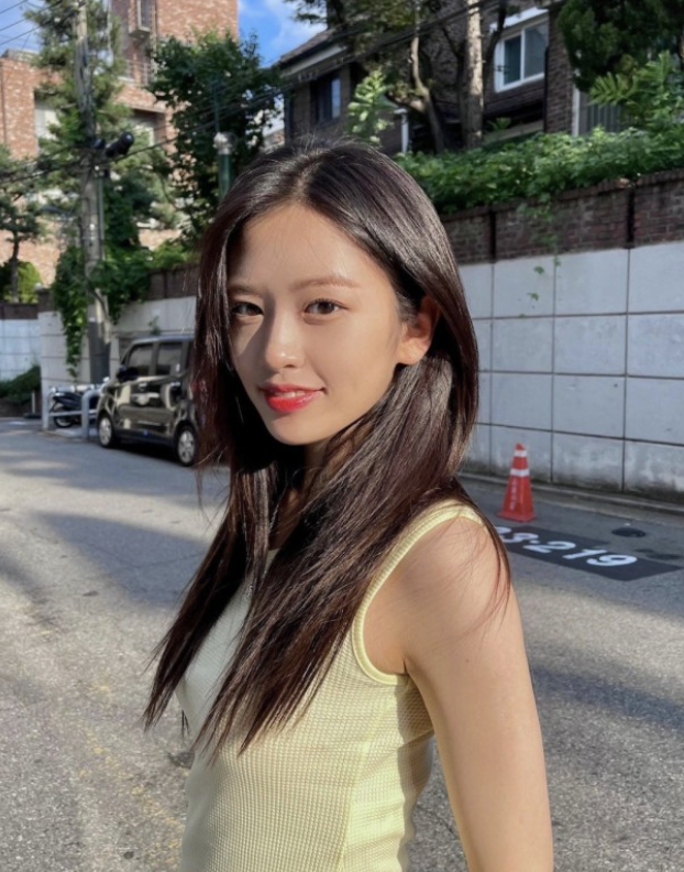  기본 민소매 나시티로 여름 OOTD를 완성한 아이브 안유진 꾸안꾸 패션