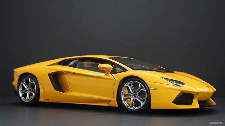  Welly FX Aventador (Giallo Orion)