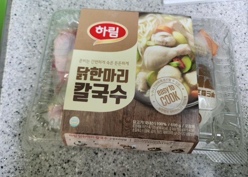 복날에 30분만에 조리해서 먹을 수 있는 하림 닭한마리 칼국수 밀키트