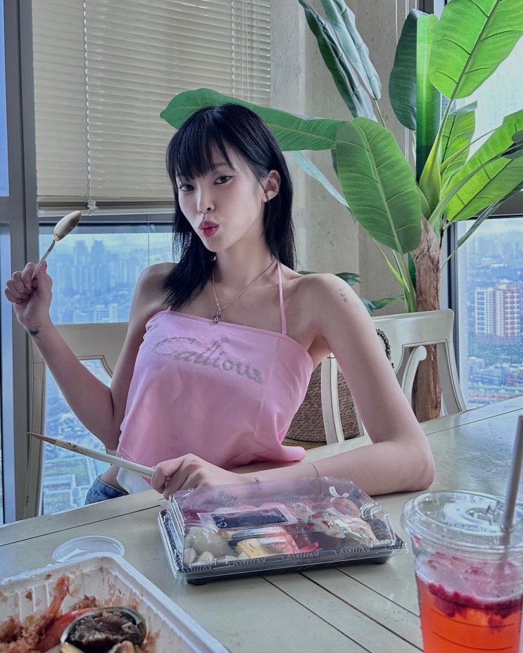 헤이즈가 착용한 5만 원대 홀터넥 나시 슬리브리스 탑 어디꺼? 헤이즈가 착용한 5만 원대 홀터넥 나시 슬리브리스 탑 어디꺼?