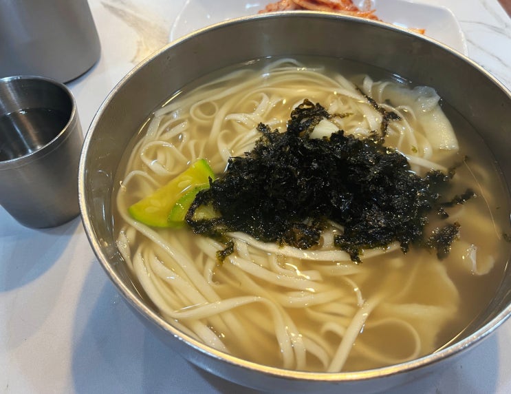  [용산/효창공원] 맛있는 겉절이와 멸치 육수로 깔끔하고 시원한 칼국수 맛집 '부산칼국수'