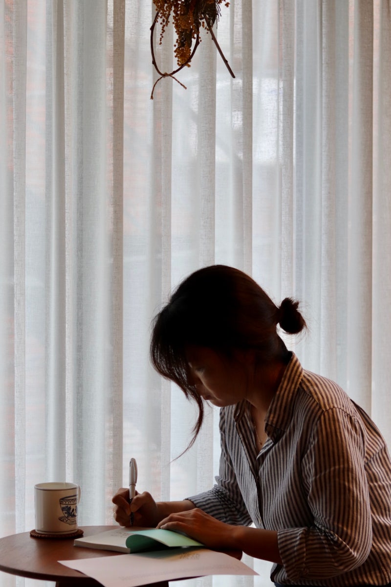 [아침달 인터뷰] 『투명이 우리를 가려준다는 믿음』 김영미 시인