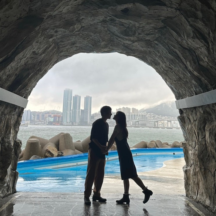  부산 영도 흰여울문화마을: 흰여울 해안터널 동굴 포토존