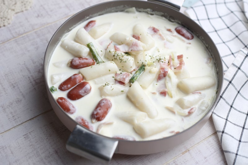 크림떡볶이 재료 베이컨 안매운떡볶이 쌀떡 아이들간식 생크림요리 : 네이버 블로그