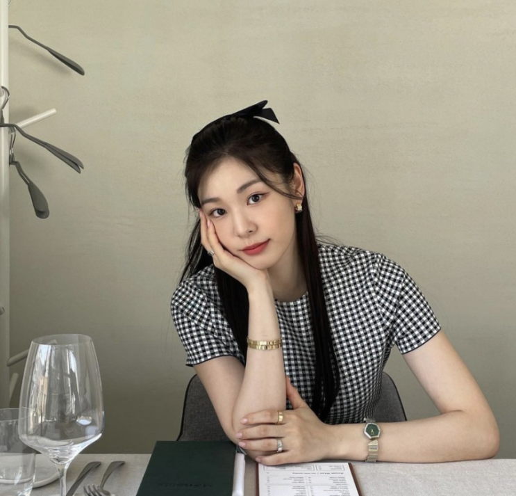  청담동 며느리룩처럼 단아한 결혼식 하객 패션으로 김연아의 반팔 미니 원피스 추천