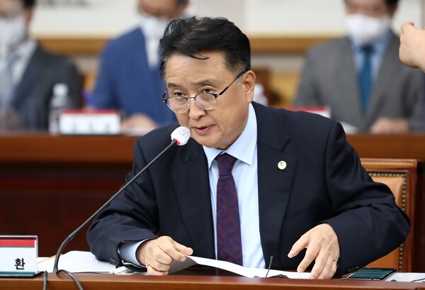 김영환 지사 또 ‘구설’ … <b>대통령</b> 만나서야 오송 <b>참사 사과</b>