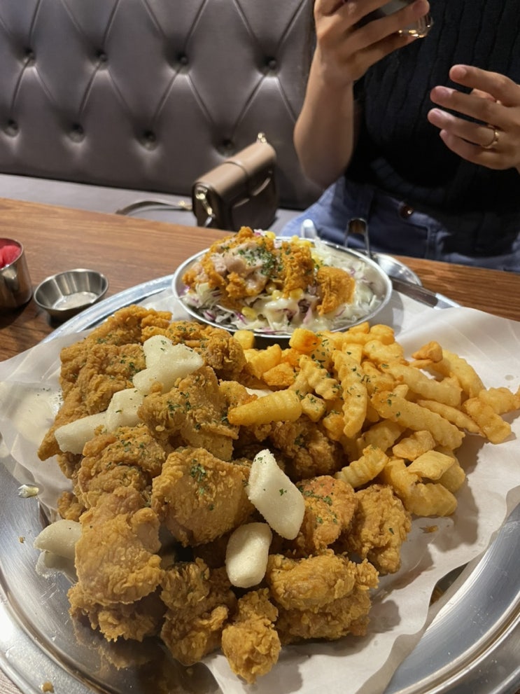  맛있고 푸짐한 음식으로 가득한 개금 치킨 철인7호