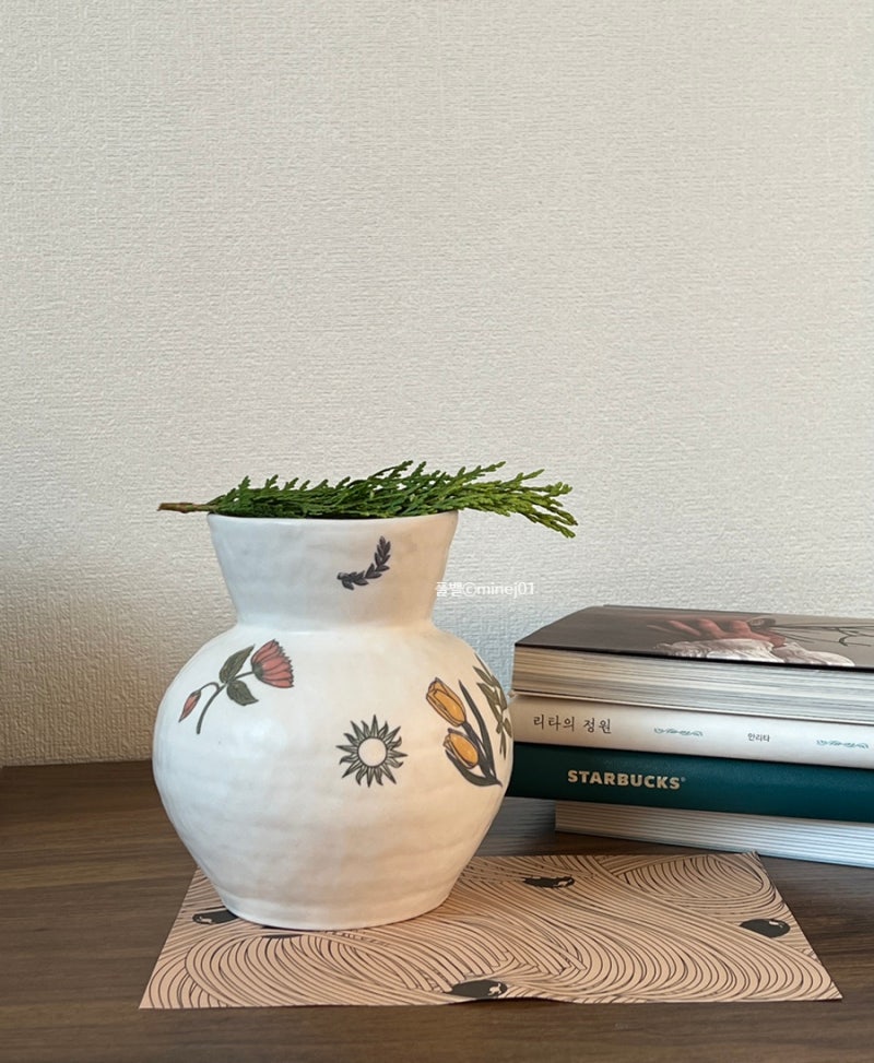인테리어 소품 '오발 오브제 _ Bottle(Bunny)' 꽃 화병
