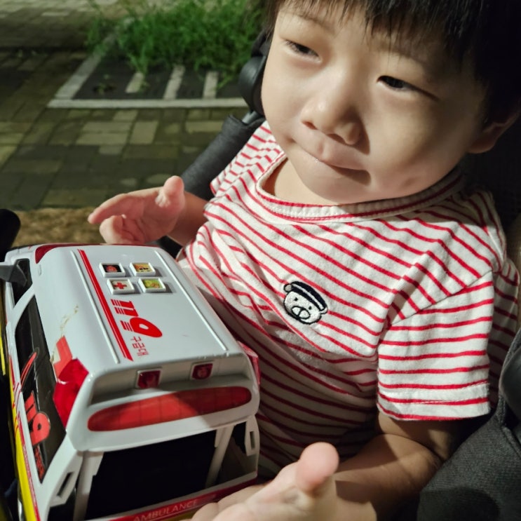 육아퇴근 아직 멀었어요 밤 산책 중 육아퇴근 아직 멀었어요 밤 산책 중