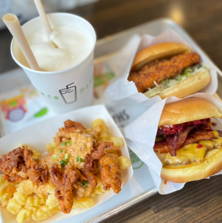  쉐이크쉑 강남점  비스큐 한치 프라이즈 & 스모크쉑 요런맛입니다.